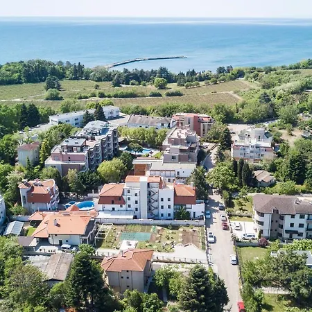Апартамент Saint Constantine And Helena Holiday Apartments